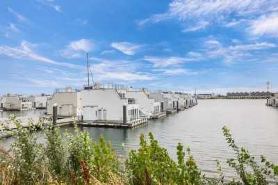 Schwimmendes Haus: Luxuriöse Eleganz direkt auf der Schlei