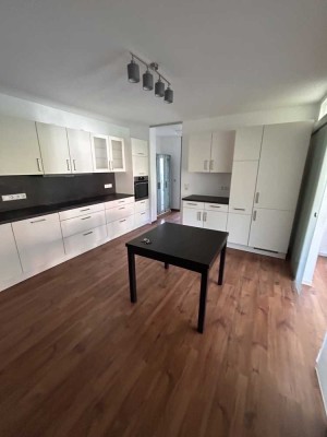 Gepflegte teilmöblierte 3-Zimmer-Wohnung mit Einbauküche und Wintergarten zu vermieten