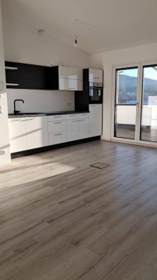 Großzügige 3-Zimmer-Dachgeschoß-Wohnung mit Dachterrasse und neuer Einbauküche zu vermieten!