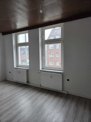 *2,5 Zimmer mit großzügiger Küche*