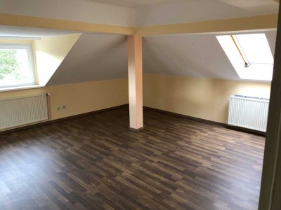 Günstige 2-Zimmer-DG-Wohnung mit Einbauküche in Suhlendorf