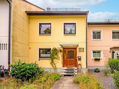 Großzügig geschnittenes Reihenmittelhaus 
in ruhiger Wohnsiedlungslage
am Stadtrand in Waldkraibur