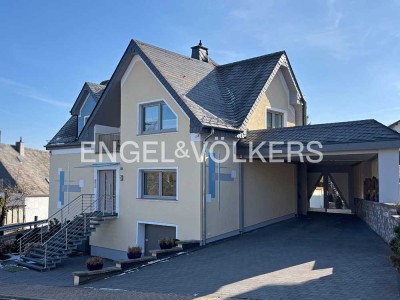 Individuelles Zweifamilienhaus mit zeitgemäßer Ausstattung und pflegeleichtem Außenbereich