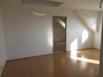 Makartstraße Single/Paar: Sonnige, einfache Dachgeschoßwohnung, 2 Zimmer, Küche gegen Ablöse, 52,52m2, 3.Stock ohne Lift , Parkplätze