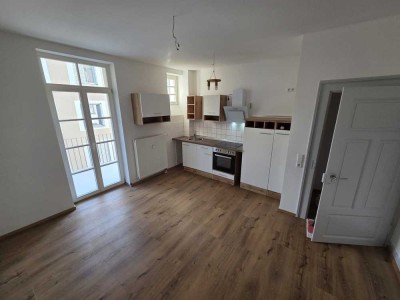 Schöne kleine Wohnung nahe Bahnhof und nahe Zentrum. 540 € - 48 m² - 2 Zi., Altbau, saniert, Balkon.