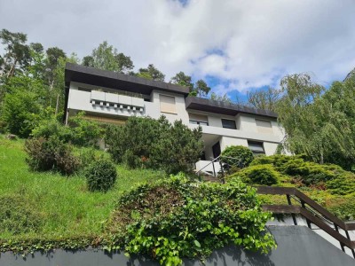 Fischbach-Einfamilienhaus mit Einliegerwohnung, 10 ZKB, 4 Terrassen, Balkon, 2 Garagen