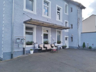 **Schöne vier Zimmer- Altbauwohnung in zentraler Lage von Waxweiler**