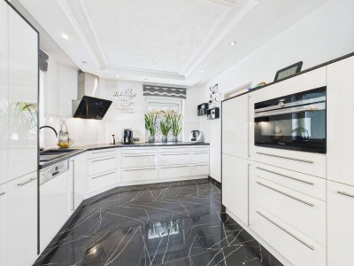 Großzügiges Wohnhaus mit Pool, Einliegerwohnung &amp; Terrasse in Ruhelage - laufend modernisiert