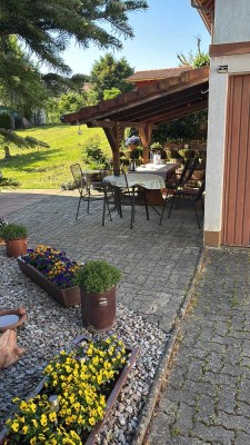 Schöne und gepflegte 2-Zimmer-Dachgeschosswohnung mit geh. Innenausstattung mit Balkon und EBK
