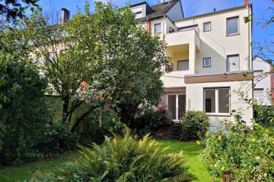 Kernsanierte Erdgeschosswohnung in Innenstadtnähe mit Garten und Garage!