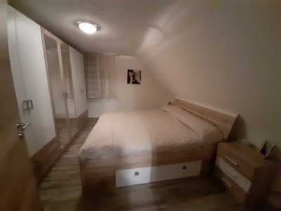 Vollständig renovierte 2,5-Zimmer-DG-Wohnung mit EBK in Dettingen unter Teck