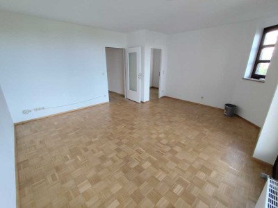 Renovierte 2 Zimmer Wohnung mit Balkon und Tiefgaragenstellplatz in ruhiger und zentraler Wohngegend