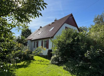 Landleben mit Stil – großzügiges Wohnhaus mit Gartenidylle am Feldrand