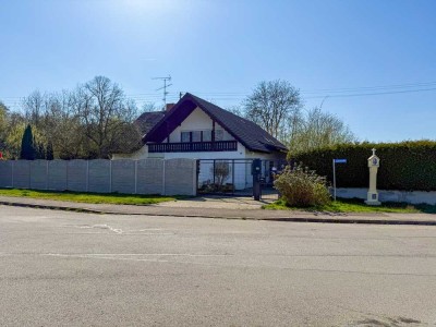 *** bezugsfrei *** Zweifamilienhaus mit großflächigem Garten & Garage *** unterkellert ***