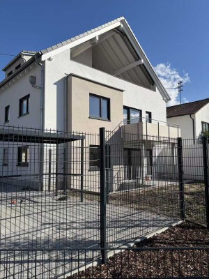 Neubauwohnung: 2 SZ, Wohnzimmer, Balkon & 2 Außenstellplätze