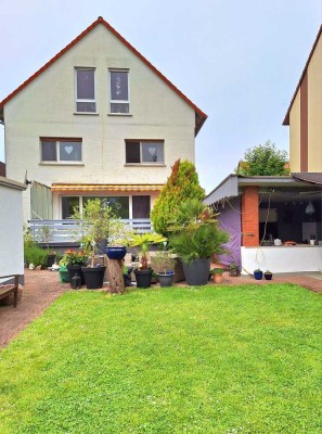 4 Fam.-Haus mit vielen Möglichkeiten / EFH + 3 Wohnungen mit Garten,Terrasse + 3 Garagen