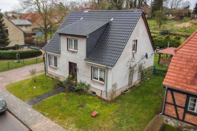 Charmantes Sanierungsobjekt: Einfamilienhaus mit Garten & Garage in bester Lage von Basedow