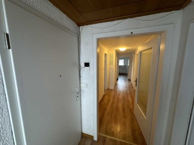 Modernisierte Wohnung mit vier Zimmern und Einbauküche in Rodenbach