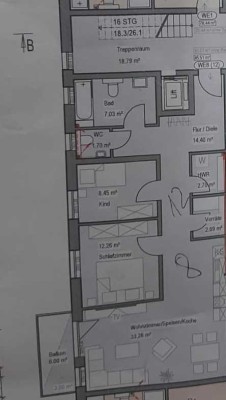 Eine moderne Wohnung mit einem großen Balkon