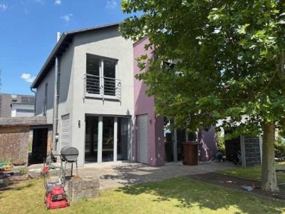 **Modernes  Architektenhaus  mit Carport und Pkw-Stellplätzen in  bevorzugter Wohngegend***