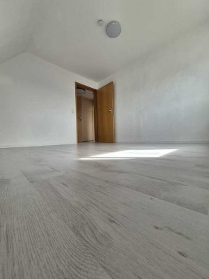 Sonnige und renovierte 3-Zimmer-DG-Wohnung in Rechberghausen
