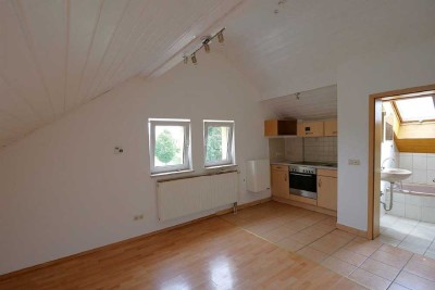 Kleines 1-Zimmer-Apartment mit Küchenzeile und Carport in Dörfles-Esbach