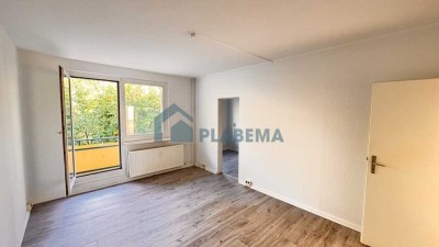 2 Zimmer- Wohnung, Balkon, wird frisch renoviert, neue Einbauküche möglich