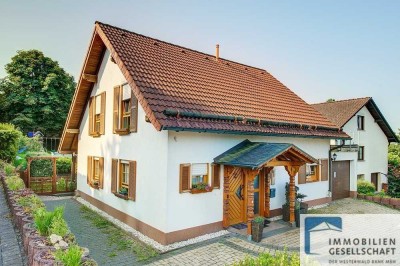 Ansprechendes und vermietetes Einfamilienhaus mit hübsch angelegtem Gartengrundstück und Garage!