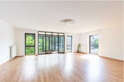 Luxuriöse 4-Zimmer-Wohnung mit Wintergarten und Balkon , komplett saniertin Düsseldorf Angermund