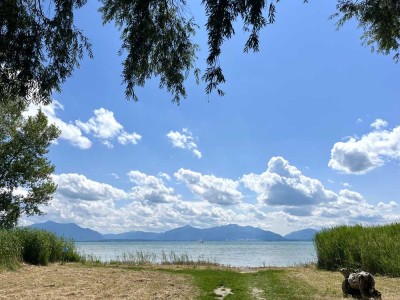 Wohntraum mit See- und Bergblick: 3-Zi.-DG-Wohnung am Chiemsee, 5 Min. zum Ufer
