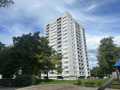 Sonnendurchflutete und großzügige 3-4 Zimmer Wohnung mit schönem Balkon