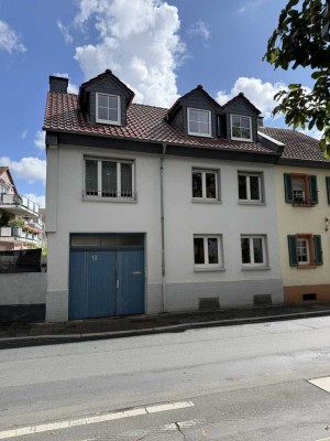 Stilvolle, sanierte 4-Raum-Maisonette-Wohnung mit Balkon und EBK in Offenbach am Main