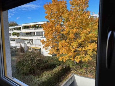 Großzügige 3-Zimmer-Wohnung mit großer Terrasse, Balkon u. Blick ins Grüne - Regensburg-Königswiesen