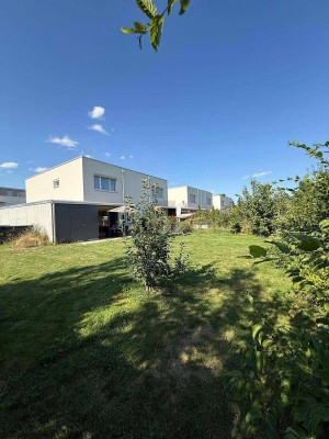 NIEDRIGENERGIE, NEUWERTIG, VOLLMÖBLIERT MIT GARTEN