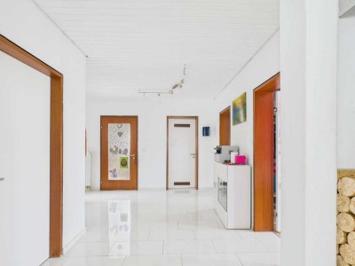 Großzügige Eigentumswohnung mit Garten, Garage & Top-Ausstattung in ruhiger Lage - Walddorf!