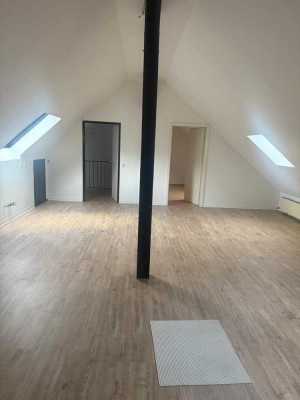 Schöne 2-Zimmer- Dachgeschoss Wohnung zur Miete in Bergisch Gladbach