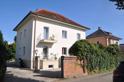 Sonnige Helle DG Wohnung mit Gartenbenützung