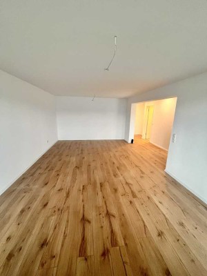 Erstbezug nach Sanierung mit Einbauküche und Balkon: attraktive 3-Zimmer-Wohnung in Leonberg