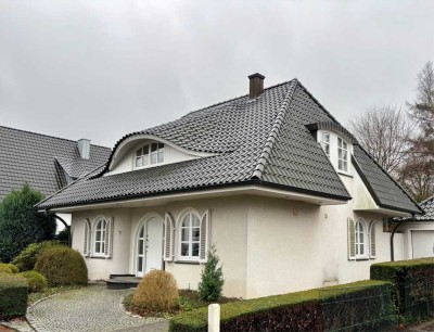 Spitzenlage und sehr privat!

eindrucksvolles Einfamilienhaus mit Garage