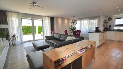 MODERNE, KOMFORTABLE UND HELLE EG-WOHNUNG MIT EIGENEM GROSSEN GARTEN