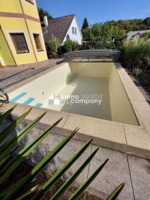 Wohlfühloase in 1220 Wien: Gepflegtes Einfamilienhaus mit Pool, Balkon, Terrasse &amp; Carport!