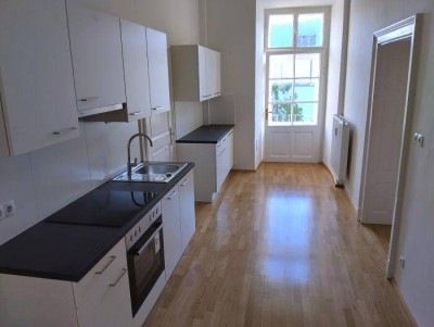 Sanierter 3 ZIMMER-Altbau, ruhiger Süd-Balkon, extra Küche neu möbliert, Bad mit Dusche/Fenster, WC!