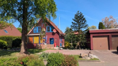 *** Holzhaus mit Garten und Doppelgarage für die etwas kleinere Familie ! ***