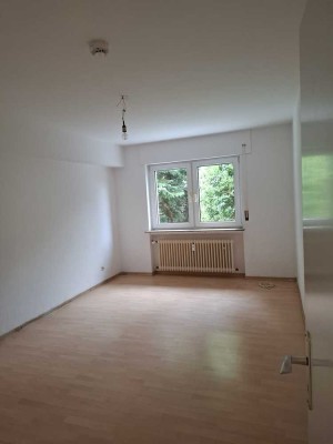 Ansprechende und gepflegte 3-Zimmer-Wohnung mit Terrasse und EBK in Usingen