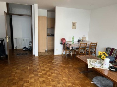 Gemütliche 2 - Zimmer - Wohnung mit Einbauküche "Im Vogelgesang".Sehr großer Innenhof mit viel Grün!