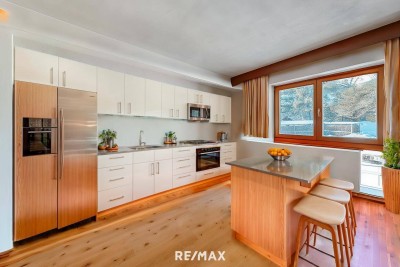 Neuer Preis! Vielseitiges Wohnhaus mit 5 Schlafzimmern, Kamin &amp; Potenzial für zwei Wohneinheiten