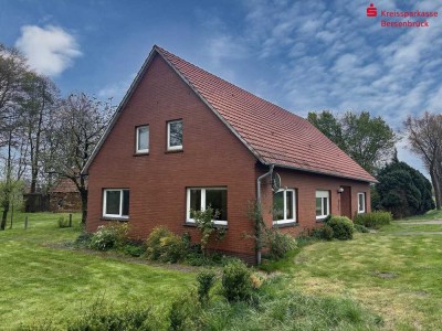 Einfamilienhaus mit Nebengebäuden und großem Eigentumsgrundstück