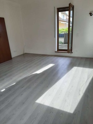 Single Wohnung mit Terrasse !