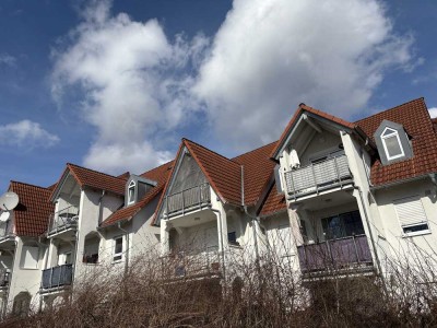Helle Dachgeschosswohnung mit Balkon, Einbauküche und Stellplatz