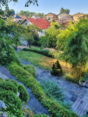 Einfamilienhaus mit Einliegerwohnung in ruhigen Wohngebieten und großen Terrassenförmigen Garten.